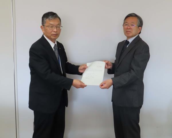 長島教育長と板垣時夫文化財保護審議会会長が答申書を一緒に持って写っている写真