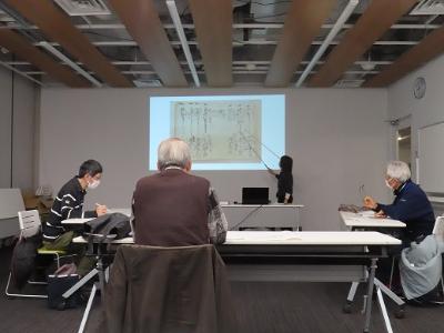 近世文書についての講義の様子1