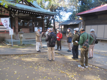 神社の本殿の前に集まり説明を聞いている参加者の写真