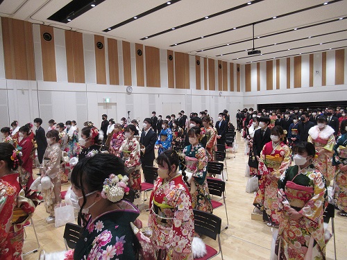 会場の奥までたくさんの新成人が集まっている様子を正面右側から写した写真