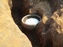 溝跡の横の穴の中から出土した陶磁器の写真