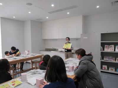 だるまについて解説を聞いている様子