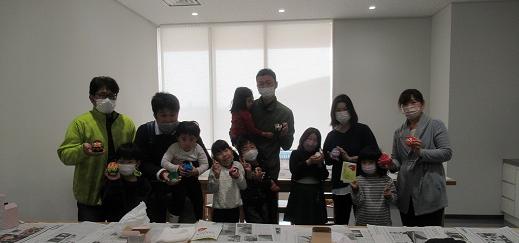 完成させた だるまと参加者の集合写真