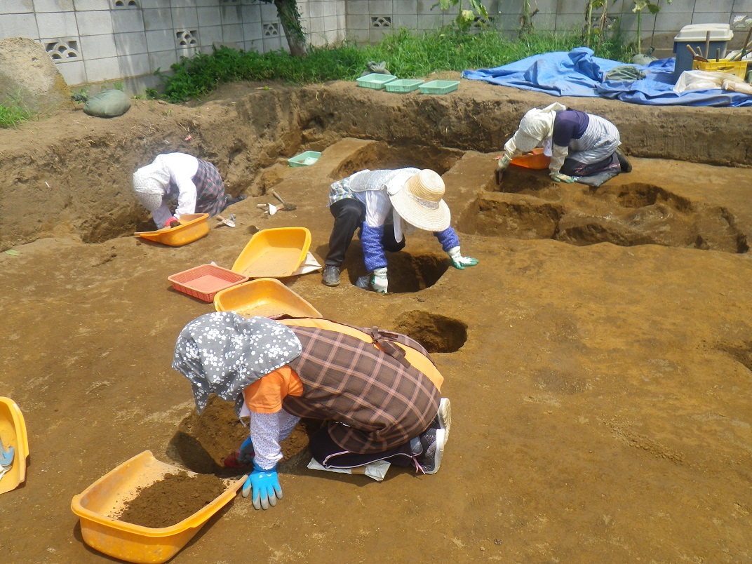 帽子を被り発掘調査を行っている調査員の方々の写真