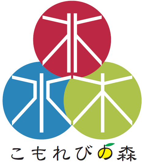 上に赤の円に人、左下に青の円に水、右下に緑の円に木を模したイラストが描かれ、3つを合わせて「森」の漢字に見立てている白岡市生涯学習センターのロゴマーク