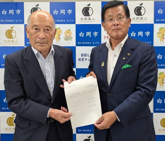 会長から市長へ答申書を提出した写真
