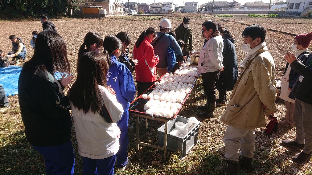 参加者に振る舞われたおにぎりと豚汁の写真