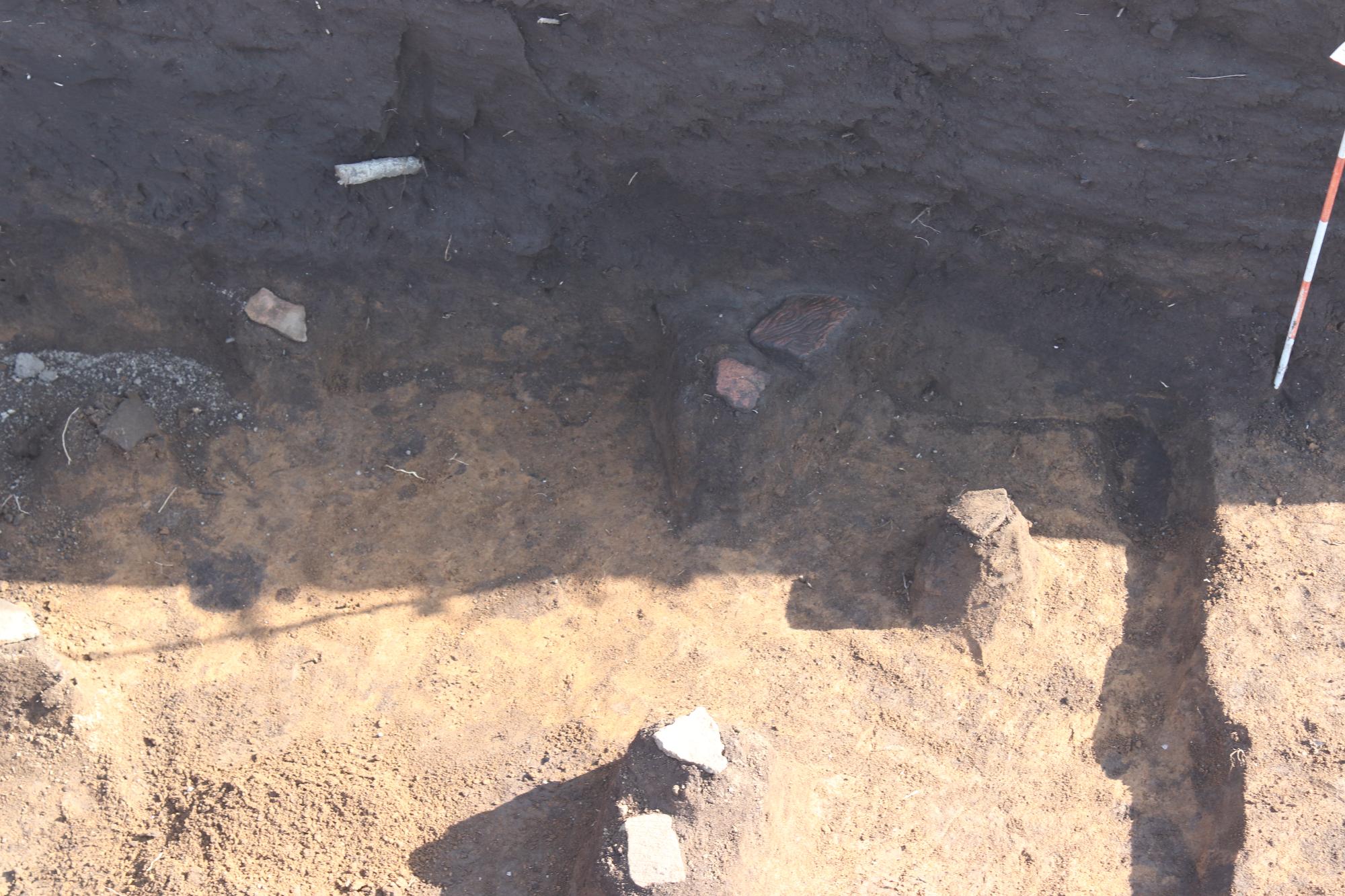 縄文土器と土板出土状況