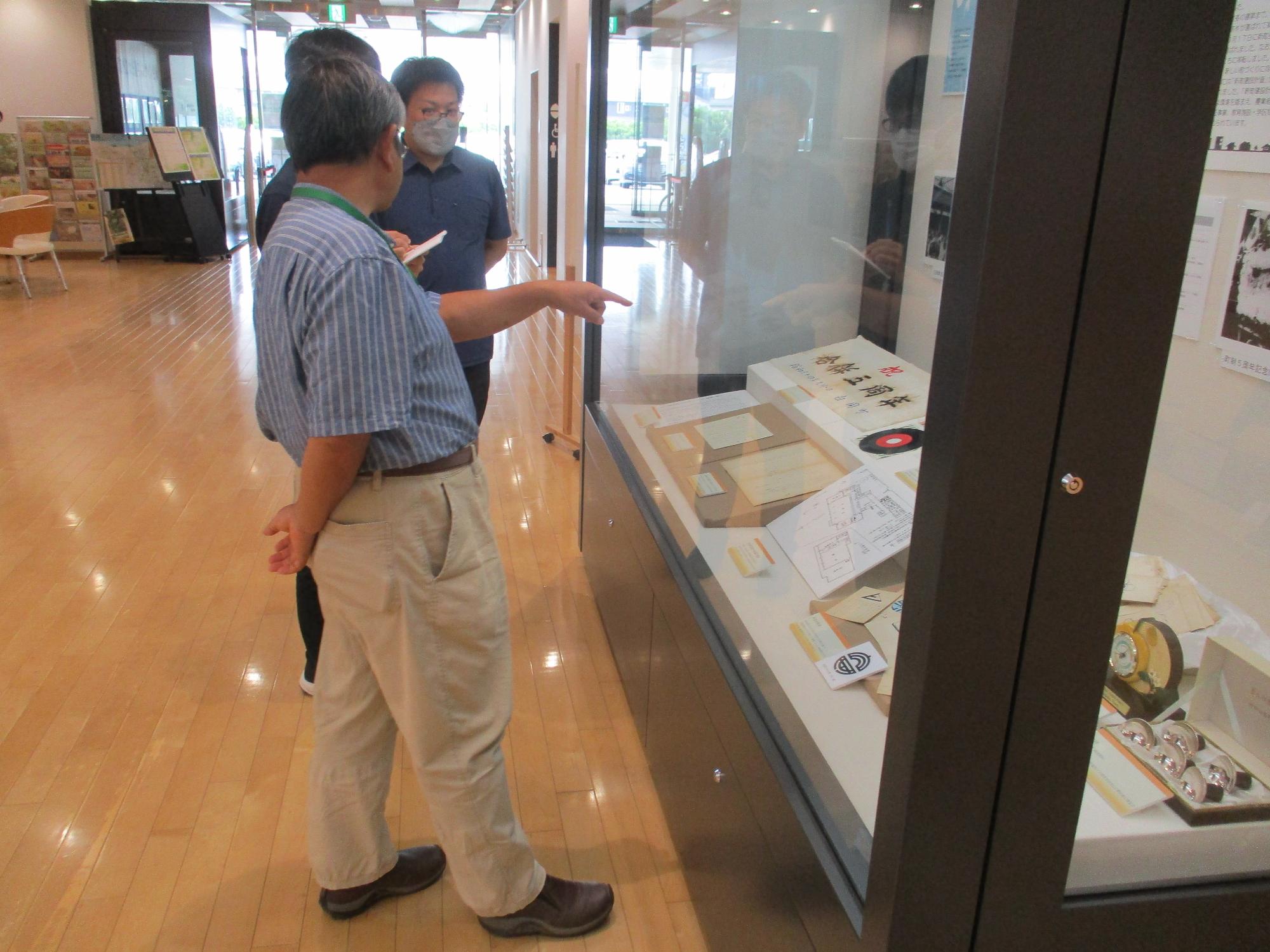 展示ケースを前にして展示案の検討