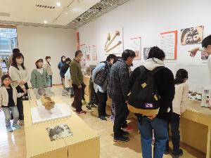 歴史資料展示室に展示中のまが玉を見学している様子