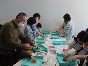 まが玉を水に浸けて磨いている様子