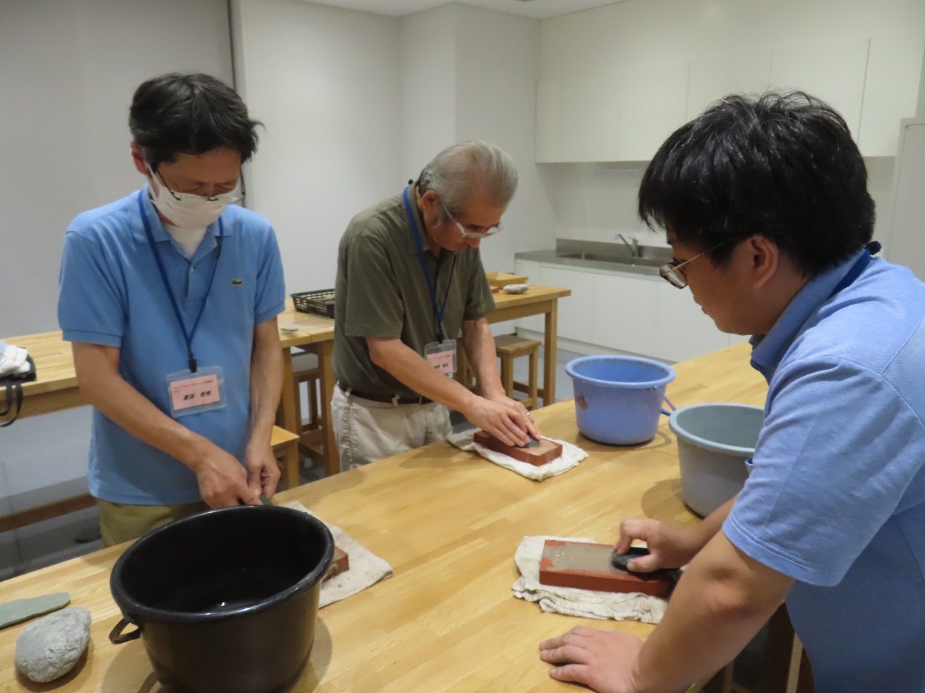 砥石による磨き作業