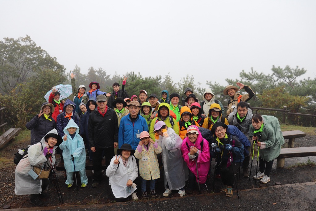 ニュースポーツ教室にてピンクの服の女性が審判をし、参加者が試合を行っている写真