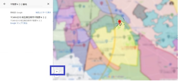 地図を拡大する為の「+」の箇所を青い四角で囲んでおり、当該場所を赤いピンで示している地図のモザイク写真