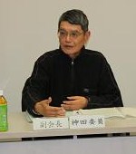 席に座り話をしている様子の副会長神田さんの写真